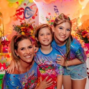 Lorena Queiroz posa com mãe e irmão em nova festa de 11 anos