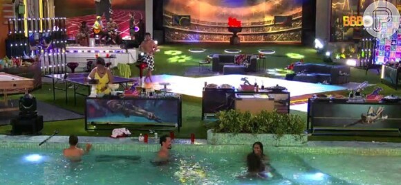 'BBB 22': Eliezer teve brincadeira polêmica com Jessilane na piscina da festa. 'Eu entendi como brincadeira. Pelo que eles [produção] viram, acharam que ele estava realmente me acuando'