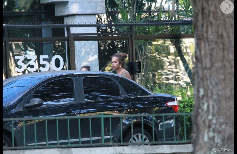 Os paparazzi flagraram Vitão e Giullia Buscaci passeando pelo local