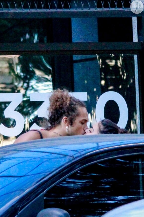 Vitão deu um beijo em Giullia Buscacio antes que ela entrasse no carro