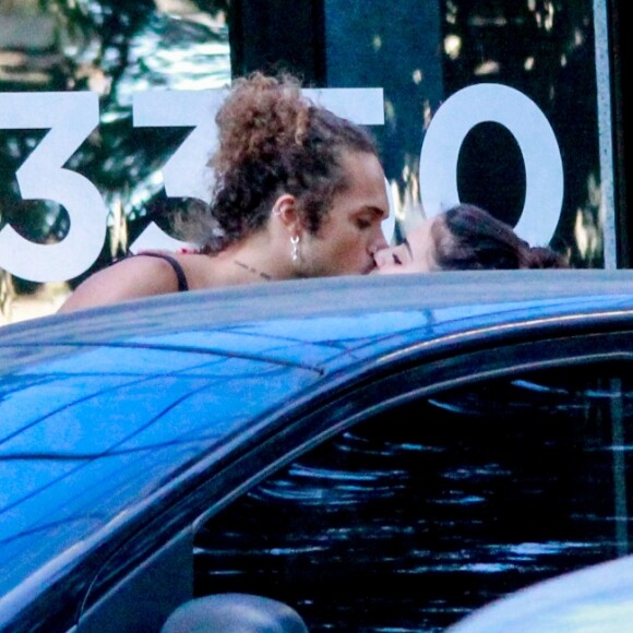 Vitão deu um beijo em Giullia Buscacio antes que ela entrasse no carro