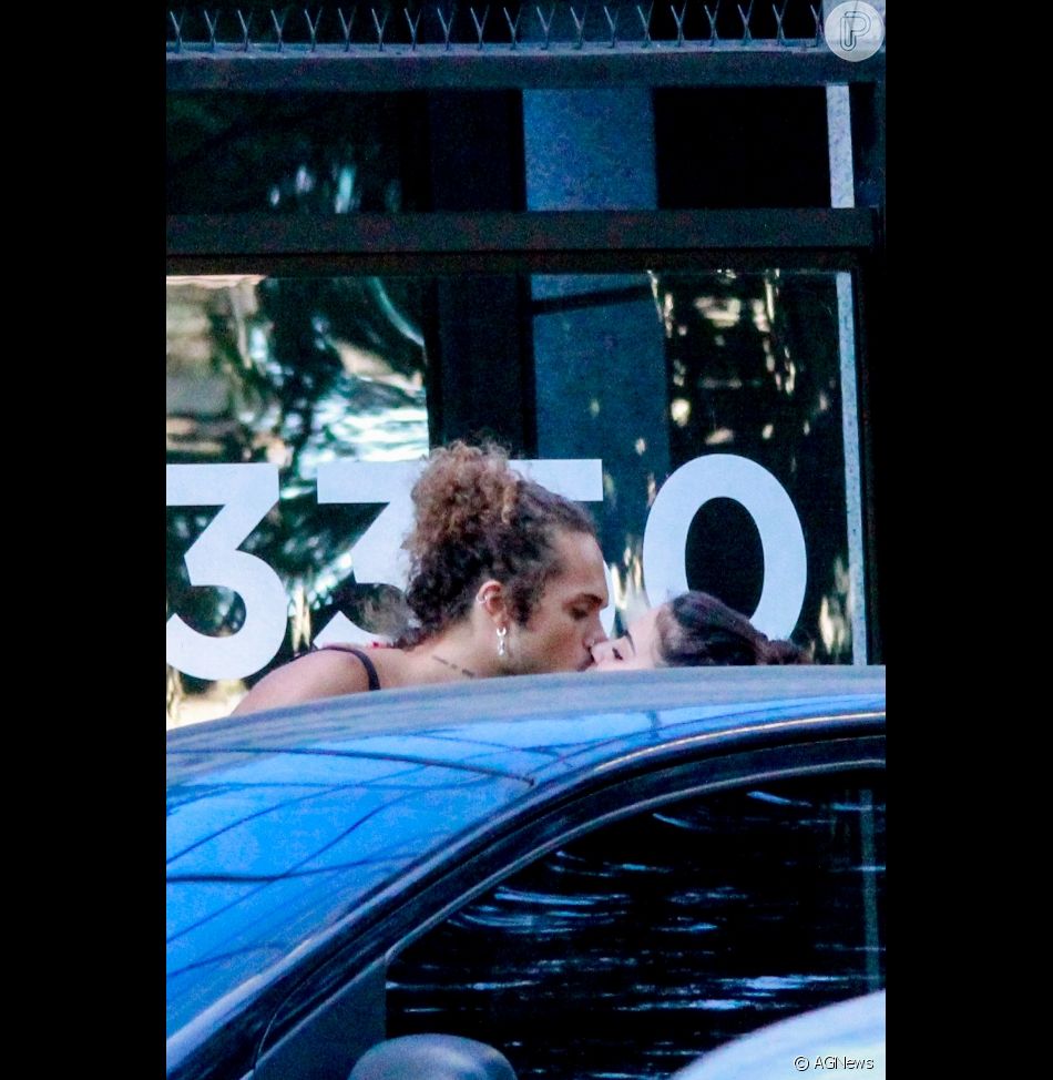 Vitão deu um beijo em Giullia Buscacio antes que ela entrasse no carro