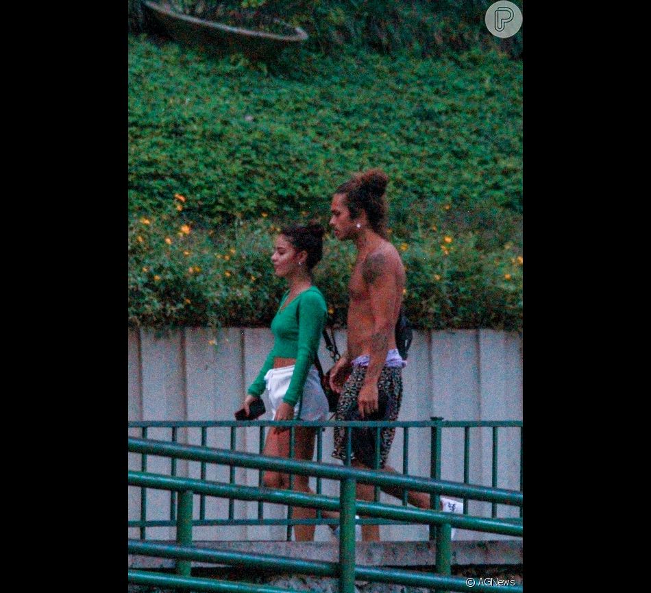 Vitão e Giullia Buscacio passearam pela Lagoa, na Zona Sul do Rio de Janeiro