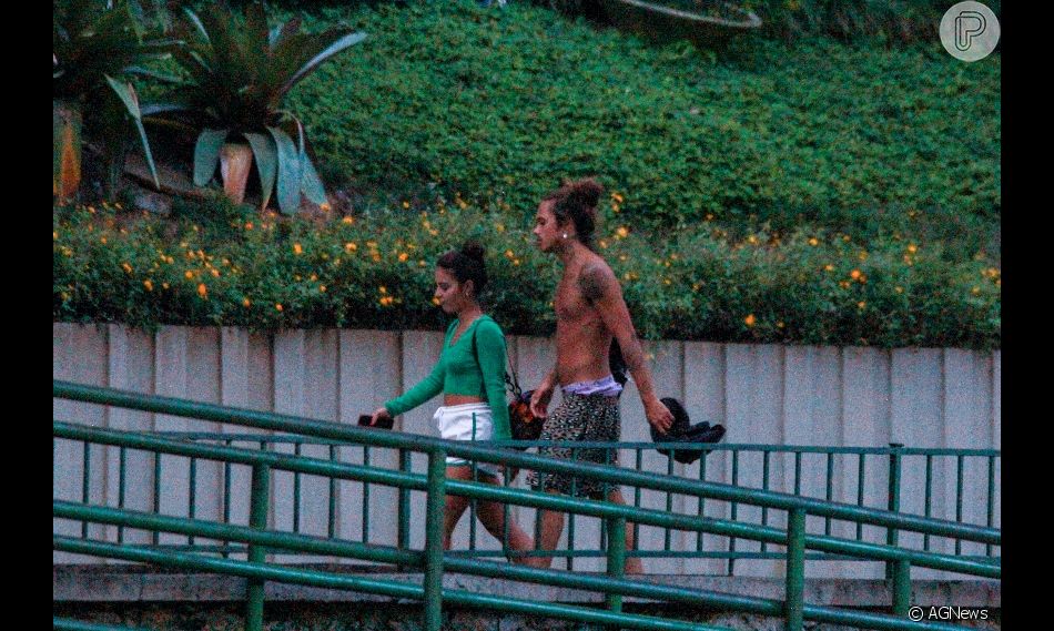 Vitão e Giullia Buscacio foram flagrados trocando carícias enquanto caminhavam