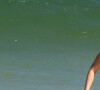 Larissa Manoela escolheu biquíni multicolorido do estilo cortininha para curtir dia de praia