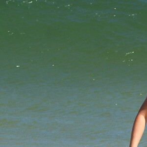 Larissa Manoela escolheu biquíni multicolorido do estilo cortininha para curtir dia de praia