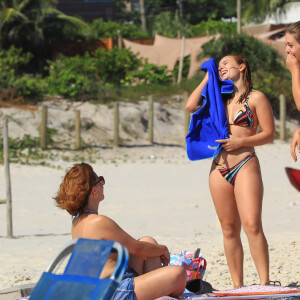 Larissa Manoela aproveitou o calor do Rio de Janeiro para reunir mãe e amiga em praia