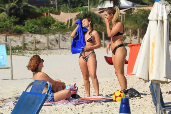 Larissa Manoela aproveitou o calor do Rio de Janeiro para reunir mãe e amiga em praia
