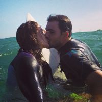 Juliano Cazarré curte tarde de surfe e aparece beijando a mulher: 'Amo você'