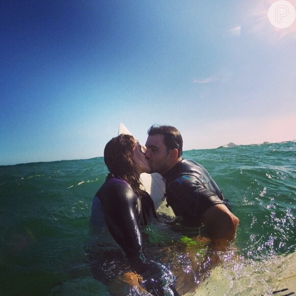 Juliano Cazarré aparece beijando a mulher em cima de uma prancha, em tarde de surfe, nesta segunda-feira, 8 de dezembro de 2014