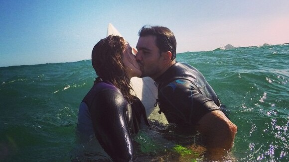 Juliano Cazarré curte tarde de surfe e aparece beijando a mulher: 'Amo você'