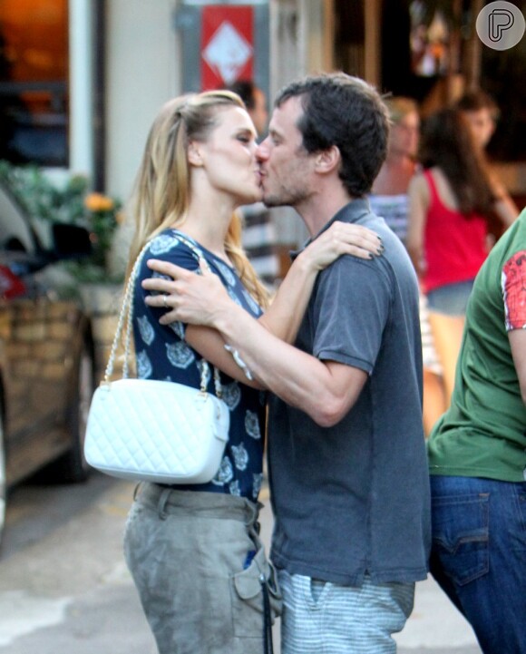 Carolina Dieckmann beija o marido, Thiago Worcman, depois de almoço em família na churrascaria Porcão, na Barra da Tijuca, nesta segunda-feira, 18 de março de 2013
