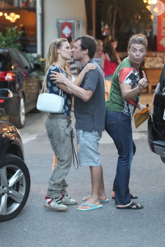 Enquanto se beijam, Carolina e Thiago são interrompidos por David Brazil