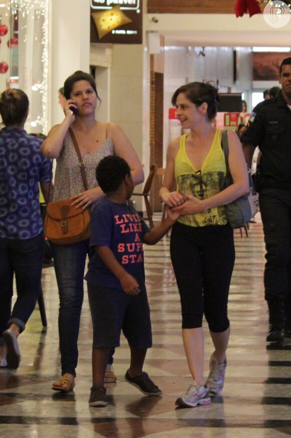 Drica Moraes, afastada da novela 'Império', é flagrada em shopping com o filho, Matheus, e uma amiga no Rio, nesta segunda-feira, 8 de dezembro de 2014