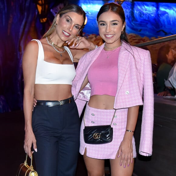 Filha de Flávia Viana usou conjunto rosa de saia e blazer com cropped, bolsa Gucci e coturno