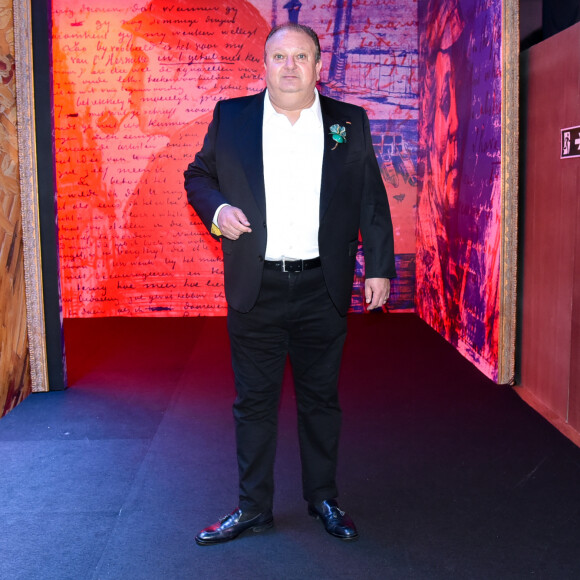 Erick Jacquin posou para fotos em coquetel de inauguração da exposição Beyond Vand Gogh