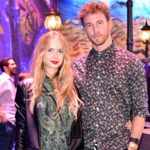 Isabella Scherer e o namorado, Rodrigo Calazans, foram ao coquetel de inauguração da exposição Beyond Vand Gogh