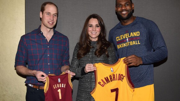 Kate Middleton e príncipe William ganham camisa de basquete para o filho, George
