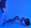 No refrão de 'Envolver', Anitta se joga no chão de bruços e apoiada pelas mãos, rebola o bumbum para o alto