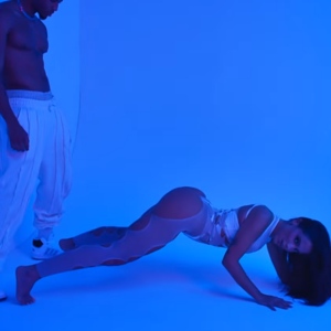 No refrão de 'Envolver', Anitta se joga no chão de bruços e apoiada pelas mãos, rebola o bumbum para o alto