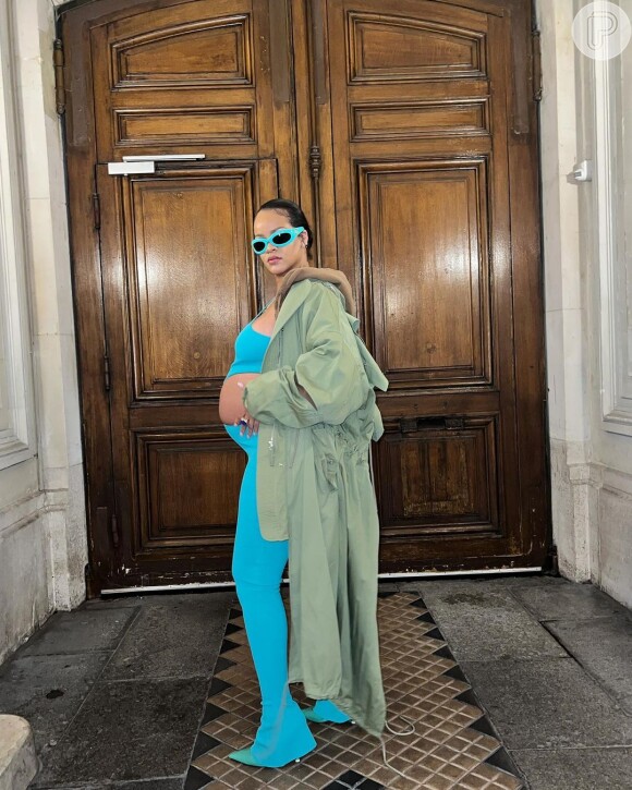 Grávida, Rihanna já usou macacão azul com recorte na barriga, valorizando as curvas.