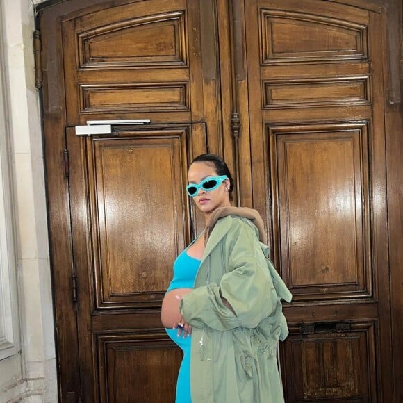 Grávida, Rihanna já usou macacão azul com recorte na barriga, valorizando as curvas.