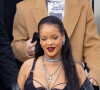 Rihanna revelou ter se desafiado a montar looks criativos e ousados na gravidez sem comprar peças voltadas para gestantes