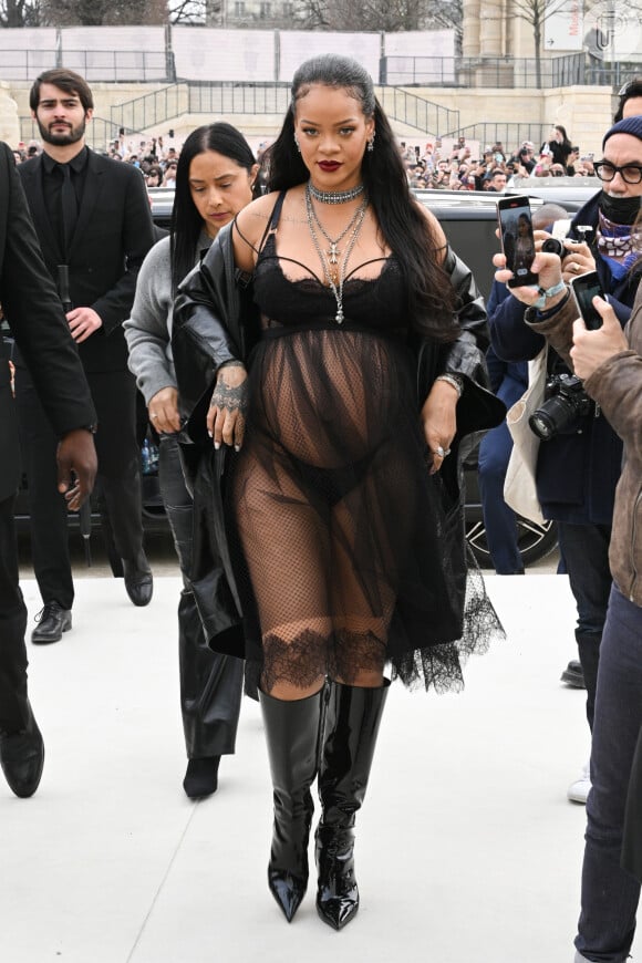Rihanna surgiu só de baby doll e lingerie durante a Semana de Moda de Paris