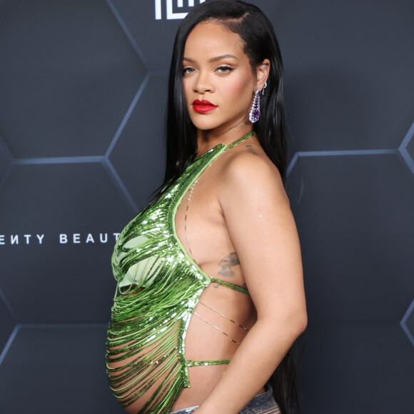Rihanna conta não ter comprado 'roupas de grávida' e o motivo é criativo e ousado. Aos detalhes!