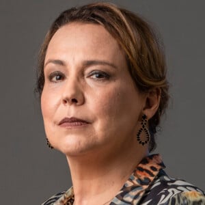 Elenice (Ana Beatriz Nogueira) fica fora de si ao ser internada em clínica psiquiátrica na novela 'Um Lugar ao Sol'