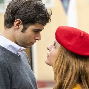 Isadora (Larissa Manoela) se revolta com Davi/Rafael (Rafael Vitti) ao flagrar beijo dele em Olívia (Debora Ozório) na novela 'Além da Ilusão'