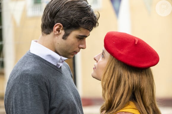 Isadora (Larissa Manoela) se revolta com Davi/Rafael (Rafael Vitti) ao flagrar beijo dele em Olívia (Debora Ozório) na novela 'Além da Ilusão'