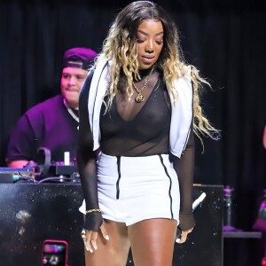 Ludmilla usou top transparente em show