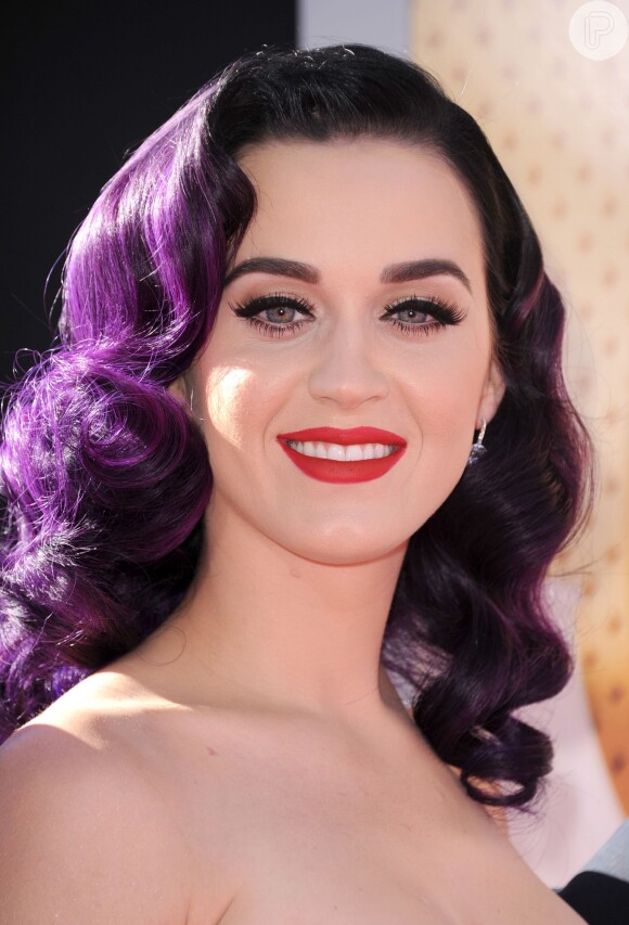 Katy Perry é fã de cabelos coloridos! A cantora já usou os fios roxos