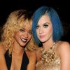 Durante evento em 2013, Katy Perry surgiu de cabelos azuis e posou ao lado da amiga Rihanna