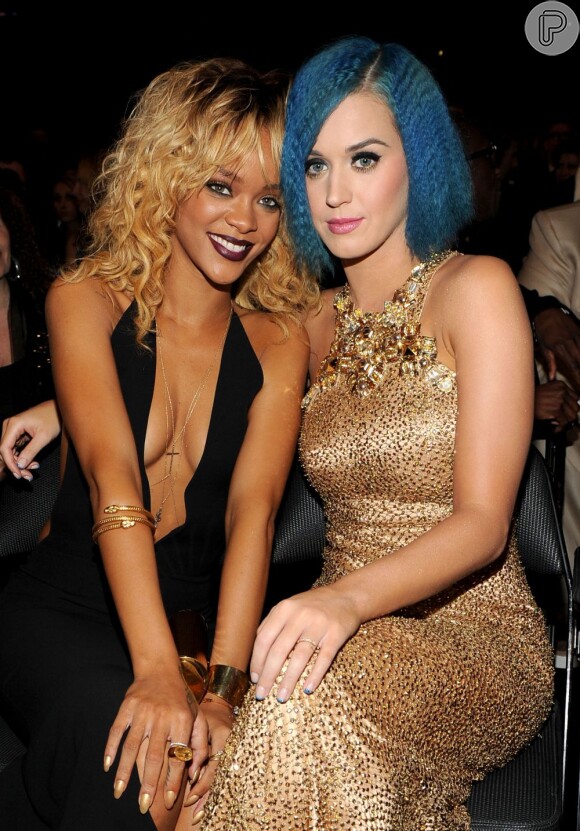 Durante evento em 2013, Katy Perry surgiu de cabelos azuis e posou ao lado da amiga Rihanna