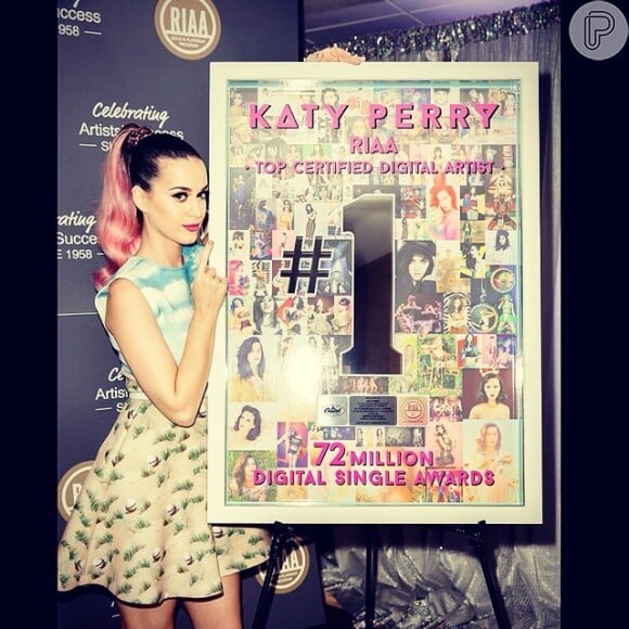 Em outro momento, Katy Perry usou o cabelo cor-de-rosa