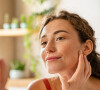 Cuidar da pele do rosto é um momento de autocuidado para várias mulheres