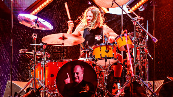 Morre Taylor Hawkins, baterista do Foo Fighters, aos 50 anos, e banda se manifesta: 'Família devastada'