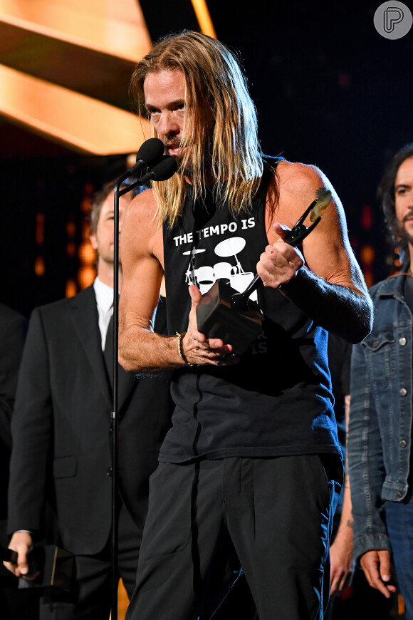 Taylor Hawkins em premiação quando a Foo Fighters recebeu um troféu a 36ª edição do Rock & Roll Hall Of Fame