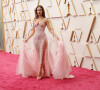 Oscar 2022: Lily James usou vestido Atelier Versace FW21 Couture no tapete vermelho