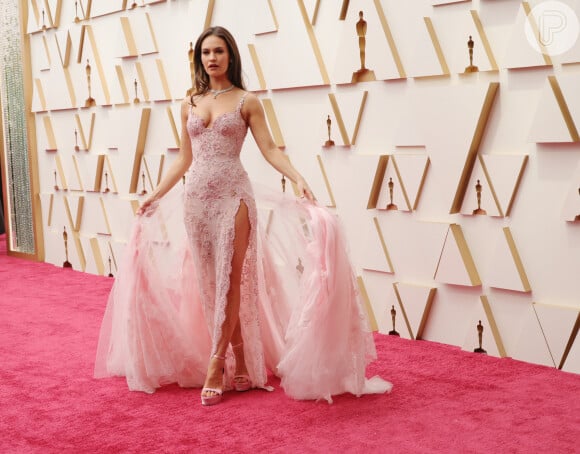 Oscar 2022: Lily James usou vestido Atelier Versace FW21 Couture no tapete vermelho