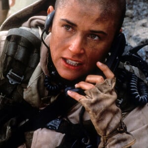 Em 'Até o Limite da Honra', Demi Moore raspou os cabelos para interpretar a primeira mulher a entrar na Marinha dos Estados Unidos