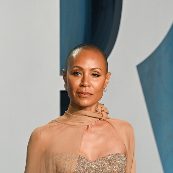 Jada Pinkett Smith ficou careca por conta das falhas capilares causada pela alopecia, uma doença caracterizada pela queda de cabelo e pêlos do corpo