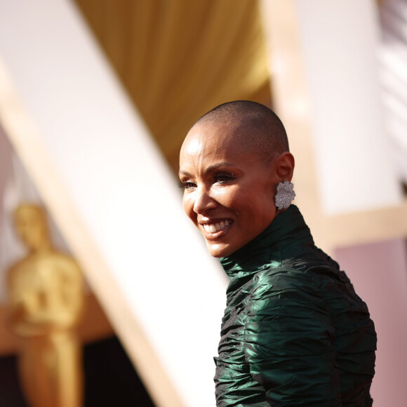 Jada Smith, casada com o ator Will Smith, tem alopecia, uma doença autoimune