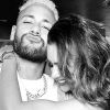 Neymar e Bruna Biancardi trocam carinhos em evento de amigo do jogador