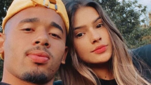 Namorada de Gabriel Jesus, Raiane Lima mostra barrigão de grávida em viagem romântica com o jogador