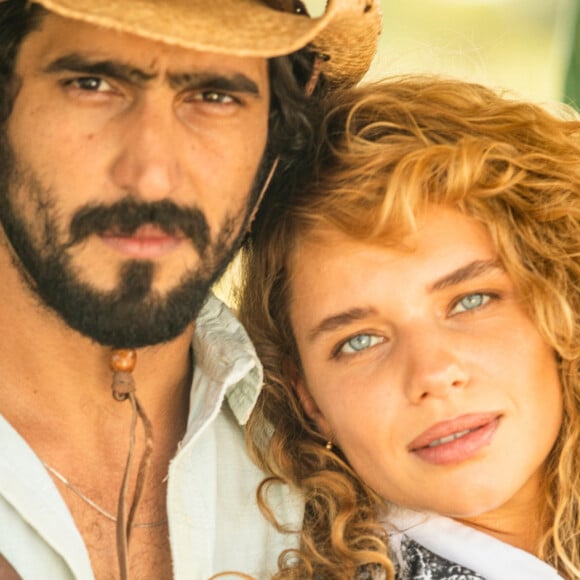 Na novela 'Pantanal', José Leôncio (Renato Góes) conquista as irmãs Madeleine (Bruna Linzmeyer, foto) e Irma (Malu Rodrigues) ao chegar ao RJ