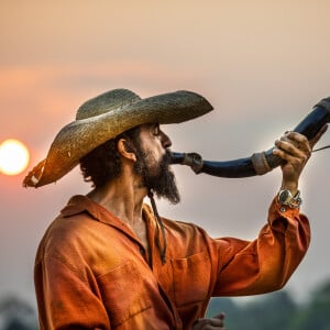 Na novela 'Pantanal', pai de José Leôncio (Renato Góes), Joventino (Irandhir Santos) some em caçada