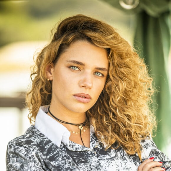 Na novela 'Pantanal', Madeleine (Bruna Linzmeyer) se muda para o Pantanal com o marido, José Leôncio (Renato Góes), mas não se adapta ao local